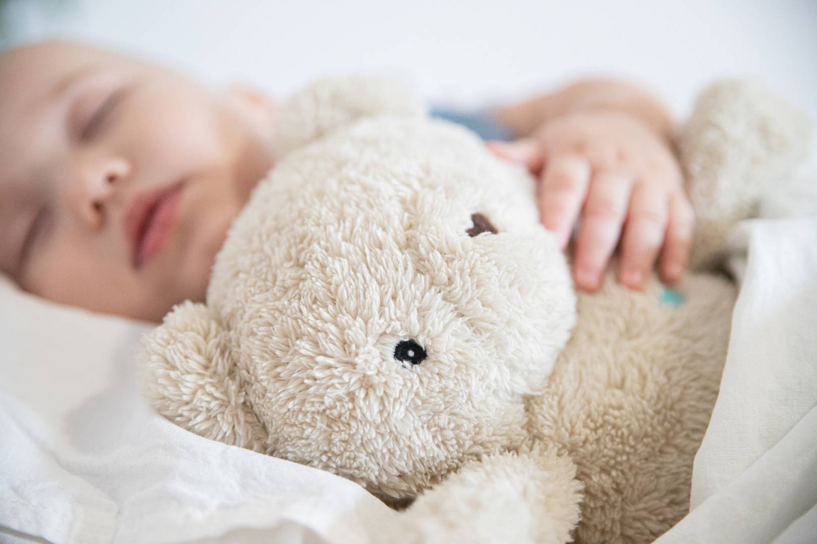 Comment les peluches sonores peuvent-elles améliorer le sommeil des bébés?