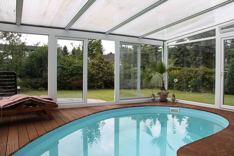 Minimalismus im Garten: Wie die Form eines GFK Schwimmbeckens moderne Architektur unterstreicht